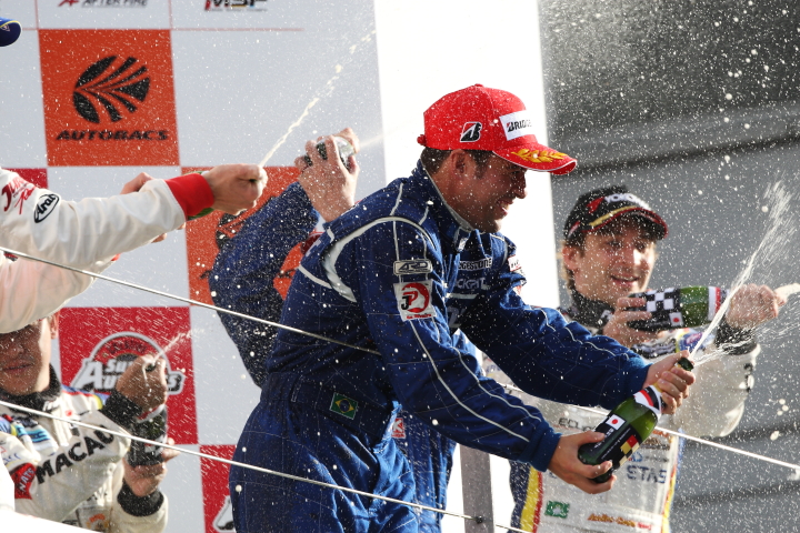 暫定表彰式: シャンパンファイト