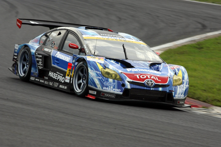 GT300クラスでポールポジションを獲得したapr HASEPRO PRIUS GT（新田守男／嵯峨宏紀組）