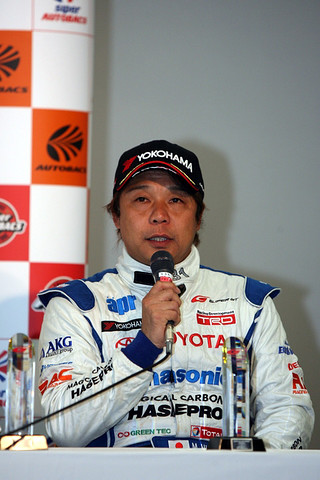 GT300クラス、ポールシッターの新田守男（apr HASEPRO PRIUS GT）