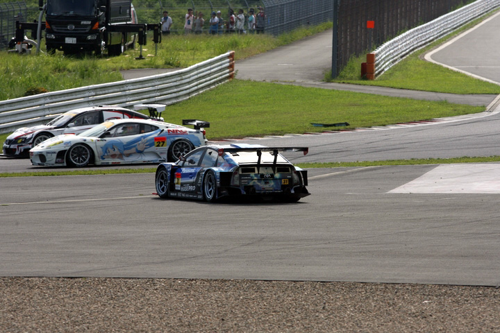 スタートでいきなりスピンする新田守男（apr HASEPRO PRIUS GT）