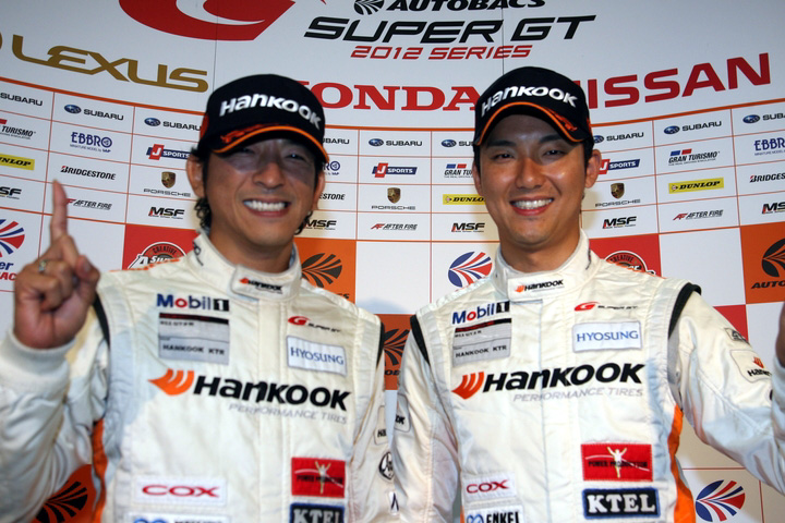 決勝記者会見フォトセッション: GT300クラス優勝ペア