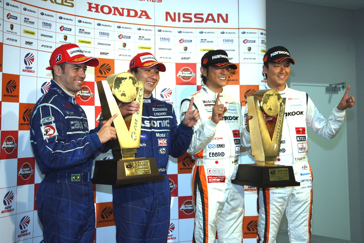 決勝記者会見フォトセッション: 両クラス優勝のドライバーたち