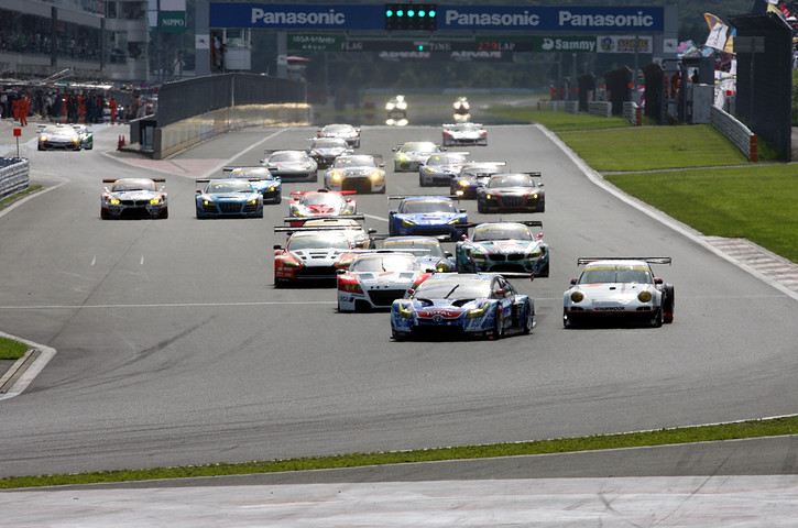 GT300クラスのスタートシーン