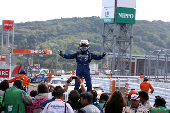 優勝してGT-Rのルーフに乗ったジョアオ・パオロ・デ・オリベイラ（カルソニックIMPUL GT-R）