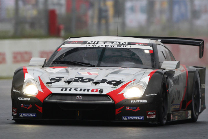 優勝してGT500クラス2年連続のドライバーズチャンピオンを決めた柳田真孝とロニー・クインタレッリ（S Road REITO MOLA GT-R）