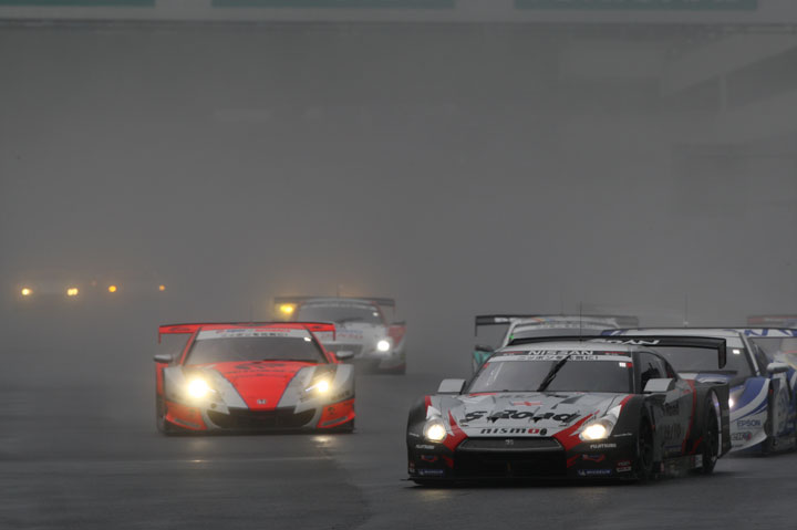 優勝してGT500クラス2年連続のドライバーズチャンピオンを決めた柳田真孝とロニー・クインタレッリ（S Road REITO MOLA GT-R）