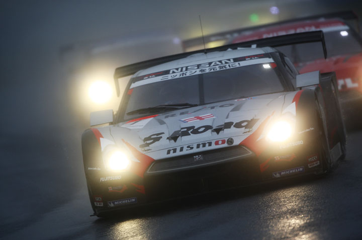 フリー走行は濃霧のため開始5分で終了: GT500クラストップはS Road REITO MOLA GT-R