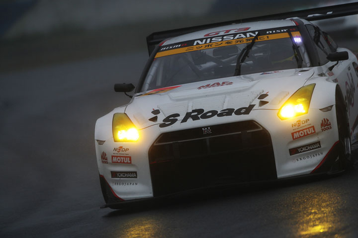 フリー走行は濃霧のため開始5分で終了: GT300クラストップはS Road NDDP GT-R