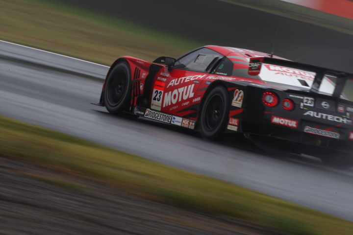 MOTUL AUTECH GT-R（本山哲／ミハエル・クルム組）
