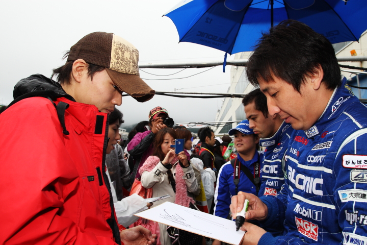サインをする松田次生（カルソニックIMPUL GT-R）