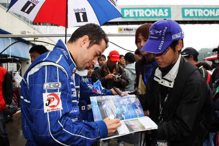 サインをするジョアオ・パオロ・デ・オリベイラ（カルソニックIMPUL GT-R）