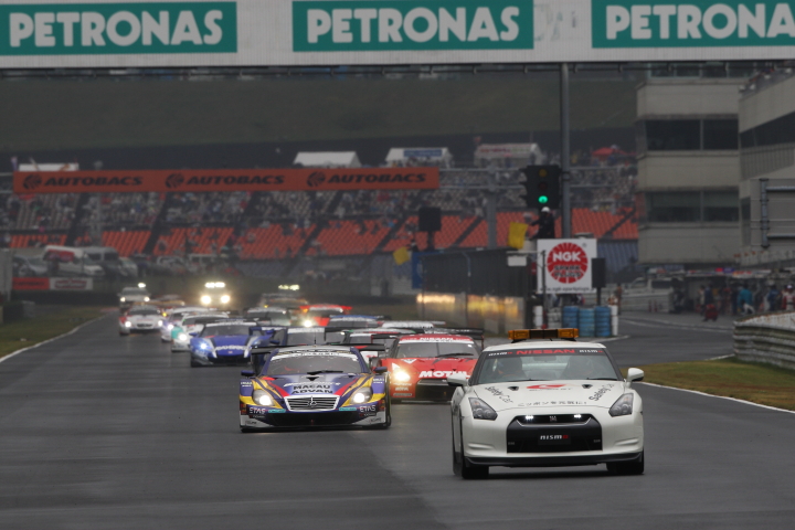 荒天のためレースはセーフティカー先導で始まった