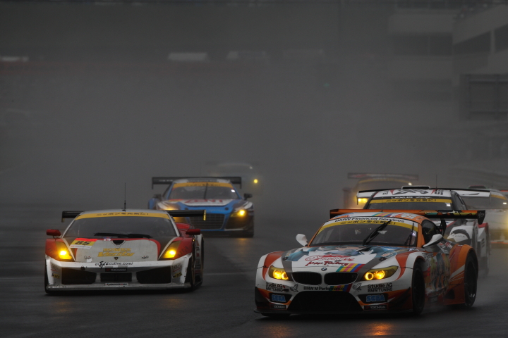 ローリングラップを続けるGT300の中団