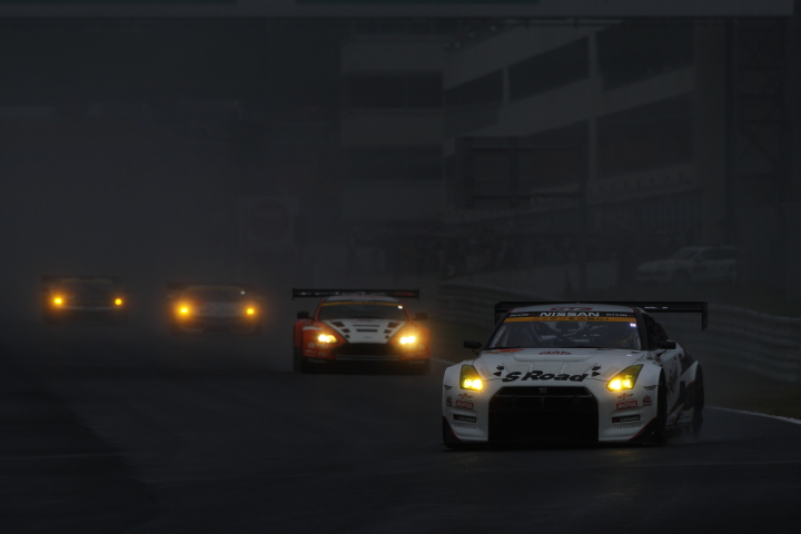 ローリングラップを続けるGT300の先頭集団