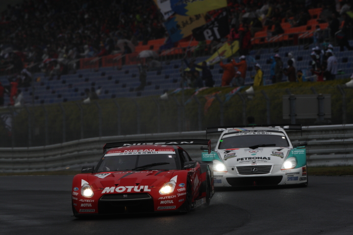 MOTUL AUTECH GT-R vs PETRONAS TOM'S SC430