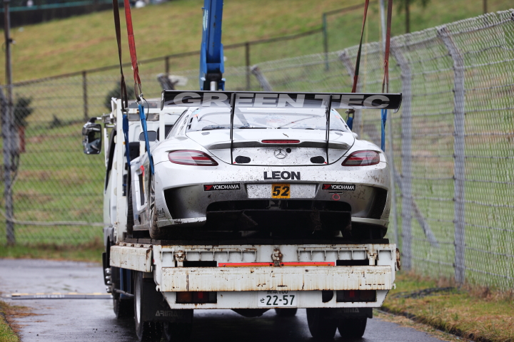 積載車にクラッシュしてSCの原因となったGREEN TEC & LEON SLSが乗せられる