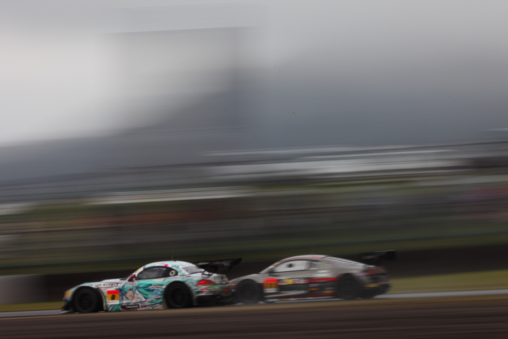 GSR 初音ミク BMW vs GAINER DIXCEL R8