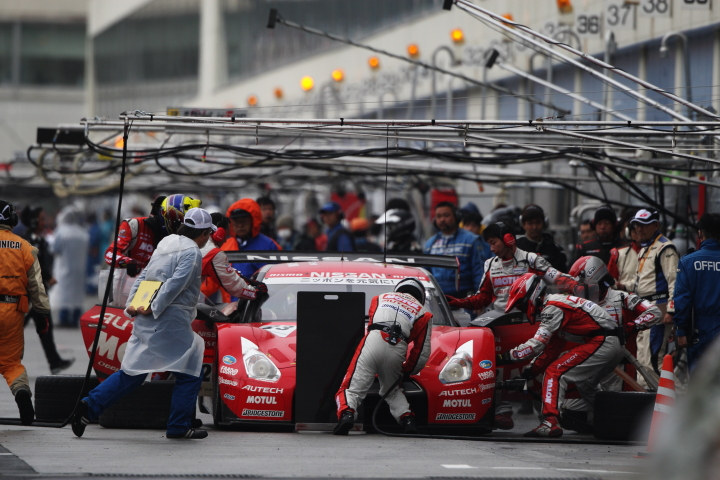 ピット作業を行うMOTUL AUTECH GT-R（本山哲／ミハエル・クルム組）