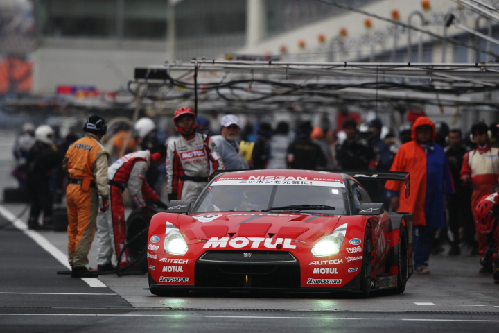 ピット作業を行ないピットアウトするMOTUL AUTECH GT-R（本山哲／ミハエル・クルム組）