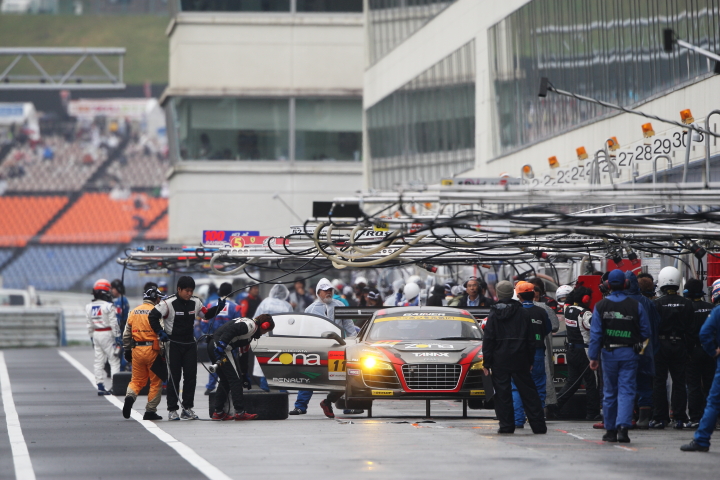 ピット作業をするGAINER DIXCEL R8 LMS（田中哲也／平中克幸組）