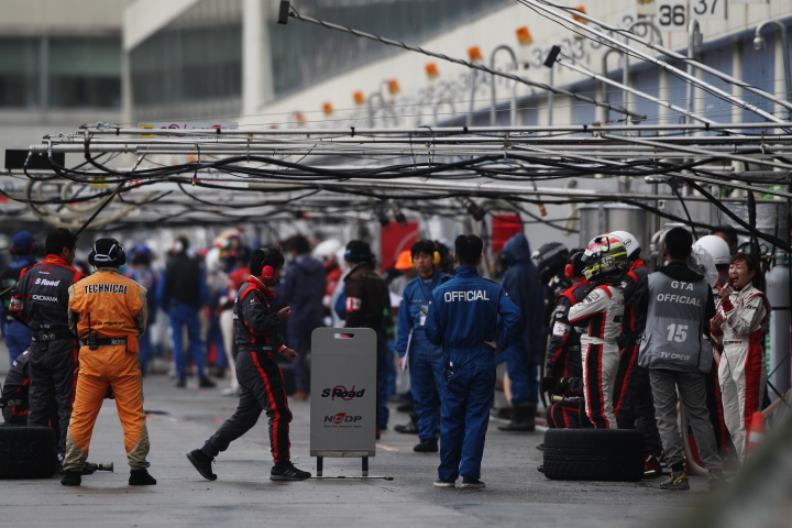 S Road NDDP GT-R（関口雄飛／千代勝正組）を待ち受けるピットクルー