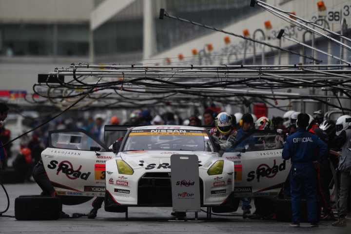 ドライバー交代を行うS Road NDDP GT-R（関口雄飛／千代勝正組）