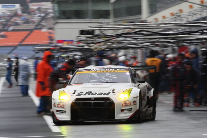 ピットアウトするS Road NDDP GT-R（関口雄飛／千代勝正組）