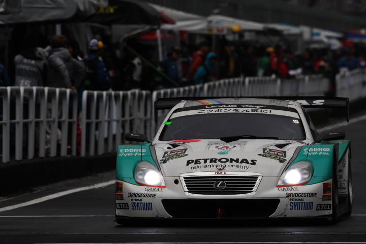 ピットロードを行くPETRONAS TOM'S SC430（中嶋一貴／ロイック・デュバル組）