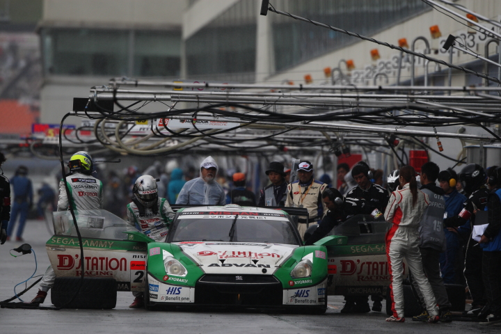 ドライバー交代をするD'station ADVAN GT-R（安田裕信／ビヨン・ビルドハイム組）