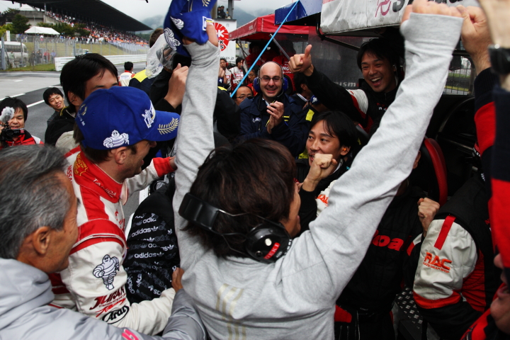優勝と年間ドライバーズタイトルを獲得して歓喜のMOLAチーム