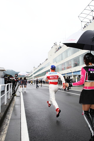 チェッカードライバーの柳田真孝に駆け寄るミハエル・クルム（S Road REITO MOLA GT-R）