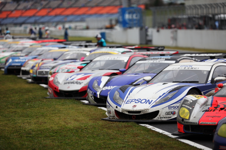 戦い済んでストレートに並べられたマシンたち