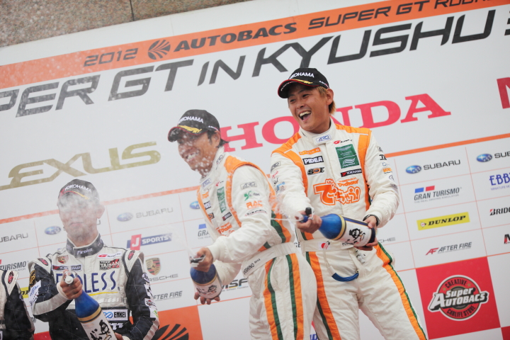 GT300クラスのシャンパンファイト