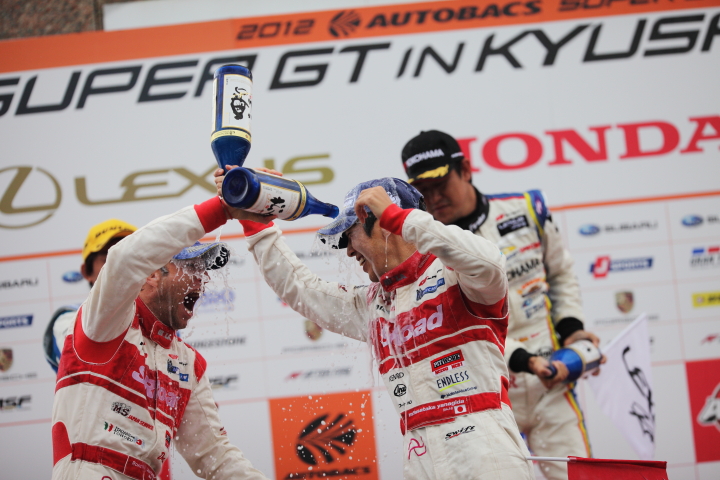 GT500クラスのシャンパンファイト