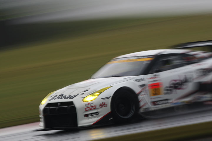 GT300クラスのポールポジションはS Road NDDP GT-R（関口雄飛／千代勝正組）