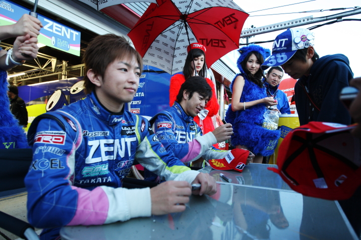 平手晃平・立川祐路（ZENT CERUMO SC430）