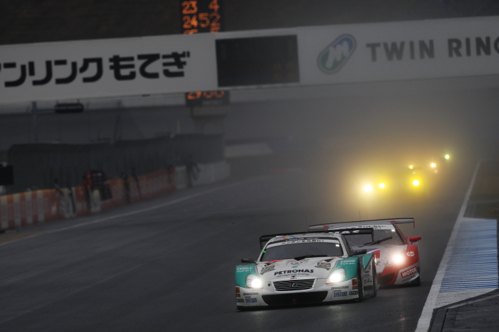 PETRONAS TOM'S SC430（中嶋一貴／ロイック・デュバル組）