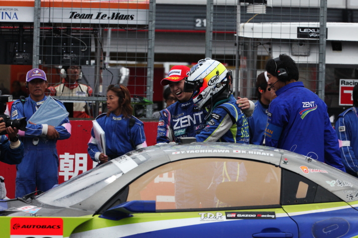 GT500クラスで優勝した立川祐路と平手晃平（ZENT CERUMO SC430）