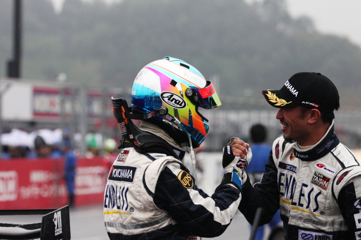 GT300クラス優勝の峰尾恭輔と横溝直輝（エンドレス TAISAN 911）