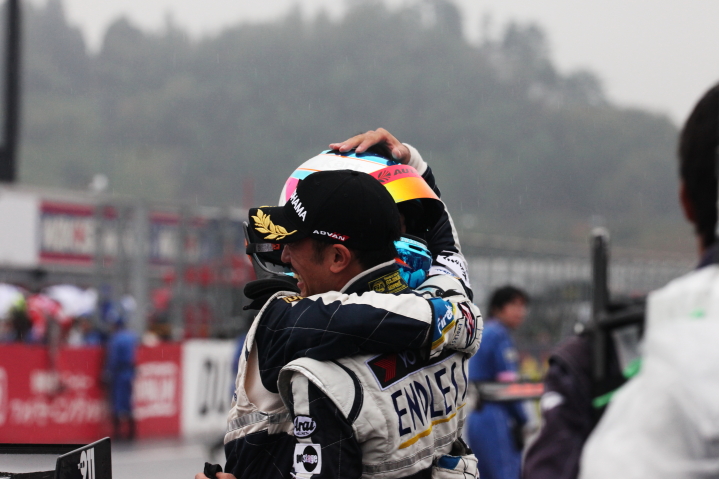 GT300クラス優勝の峰尾恭輔と横溝直輝（エンドレス TAISAN 911）