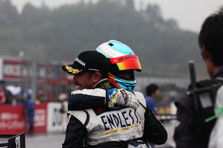 GT300クラス優勝の峰尾恭輔と横溝直輝（エンドレス TAISAN 911）