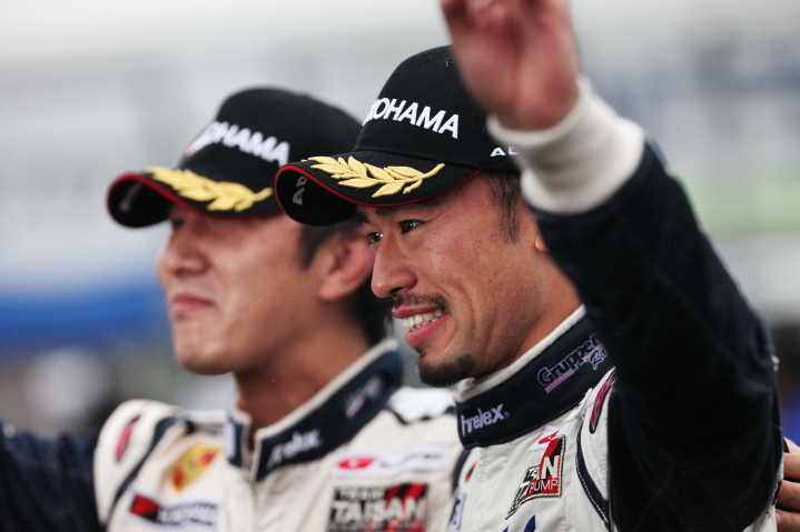GT300クラス優勝の峰尾恭輔と横溝直輝（エンドレス TAISAN 911）
