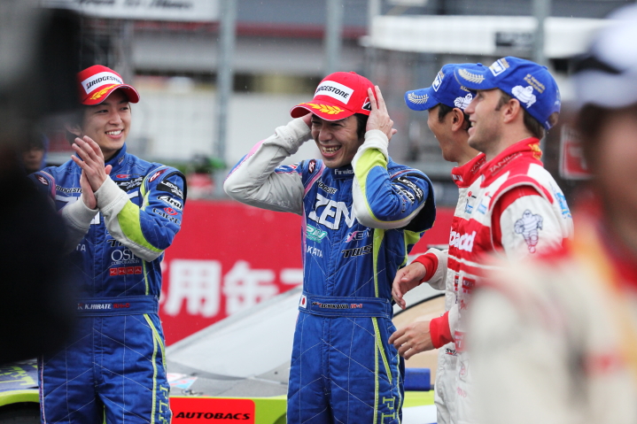 GT500クラス優勝の平手晃平・立川祐路と同2位の柳田真孝・ロニー・クインタレッリ