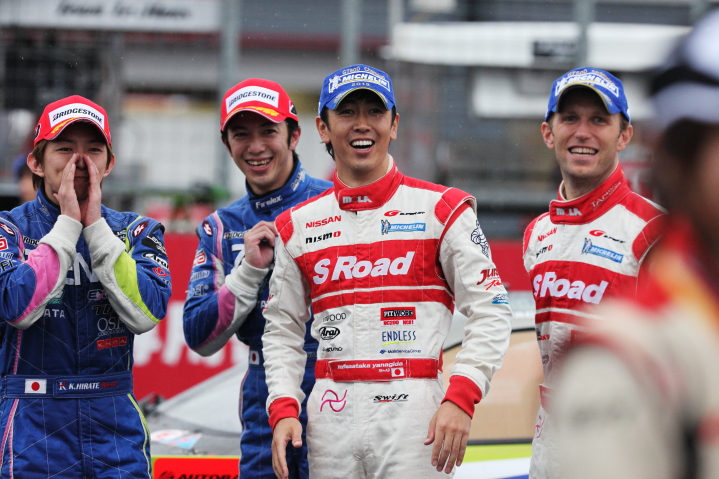 GT500クラス優勝の平手晃平・立川祐路と同2位の柳田真孝・ロニー・クインタレッリ