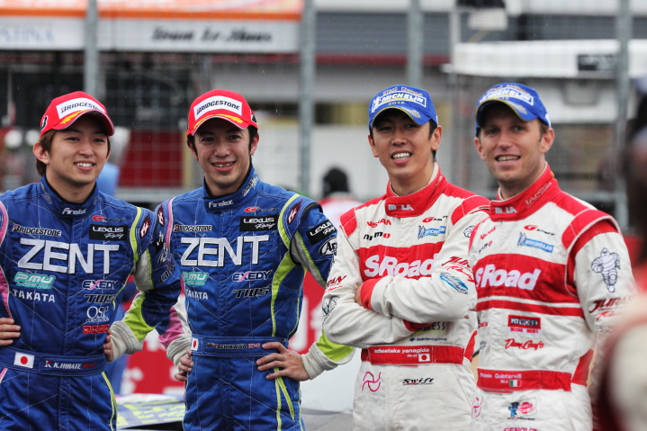 GT500クラス優勝の平手晃平・立川祐路と同2位の柳田真孝・ロニー・クインタレッリ