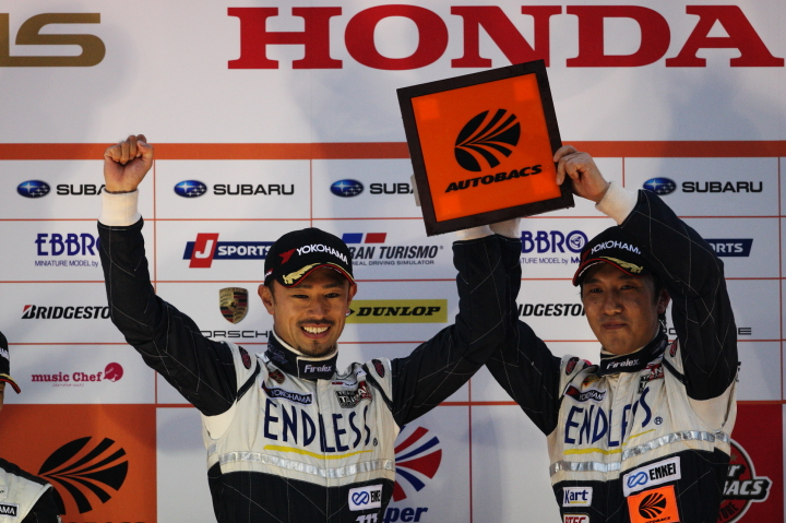 GT300クラス表彰式: 優勝した峰尾恭輔と横溝直輝（エンドレス TAISAN 911）