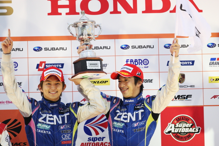 GT500クラス表彰式: 優勝した立川祐路／平手晃平組（ZENT CERUMO SC430）