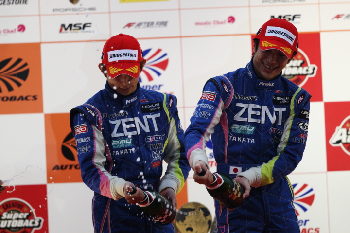 GT500クラス表彰式: 優勝した立川祐路／平手晃平組（ZENT CERUMO SC430）