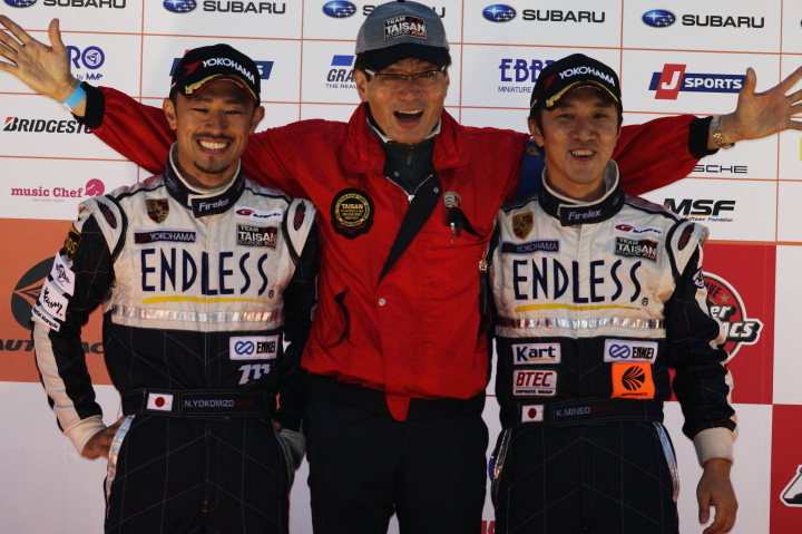 GT300クラスチャンピオン表彰式: 峰尾恭輔／横溝直輝組（エンドレス TAISAN 911）