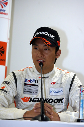 予選記者会見: GT300クラスポールポジションの藤井誠暢（HANKOOK PORSCHE）